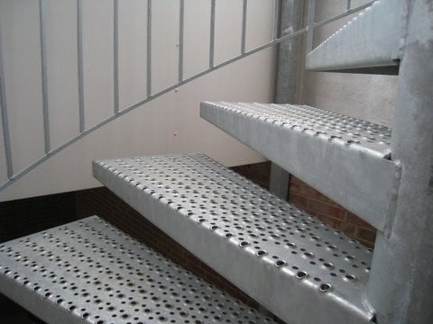 Trin Svejsetrin, sikkerhedstrin, ståltrin, trappetrin, elefant trin, planke trin, planker, gang planker, stål planker, sikkerheds trin, jerntrin, trappetrin, elefant trin, spindeltrin, stigetrin, hulpladetrin, stål trappetrin